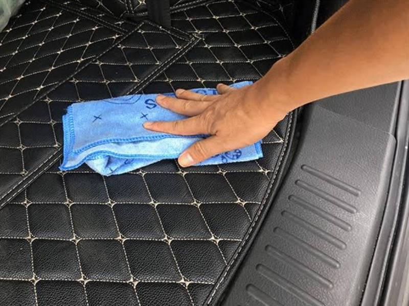 Hướng dẫn bạn cách vệ sinh thảm lót sàn da cho xe hơi